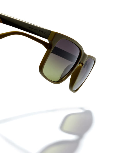 HAWKERS · Lentes de sol PEAK METAL para hombre y mujer. · OLIVE GRADIENT MOSS
