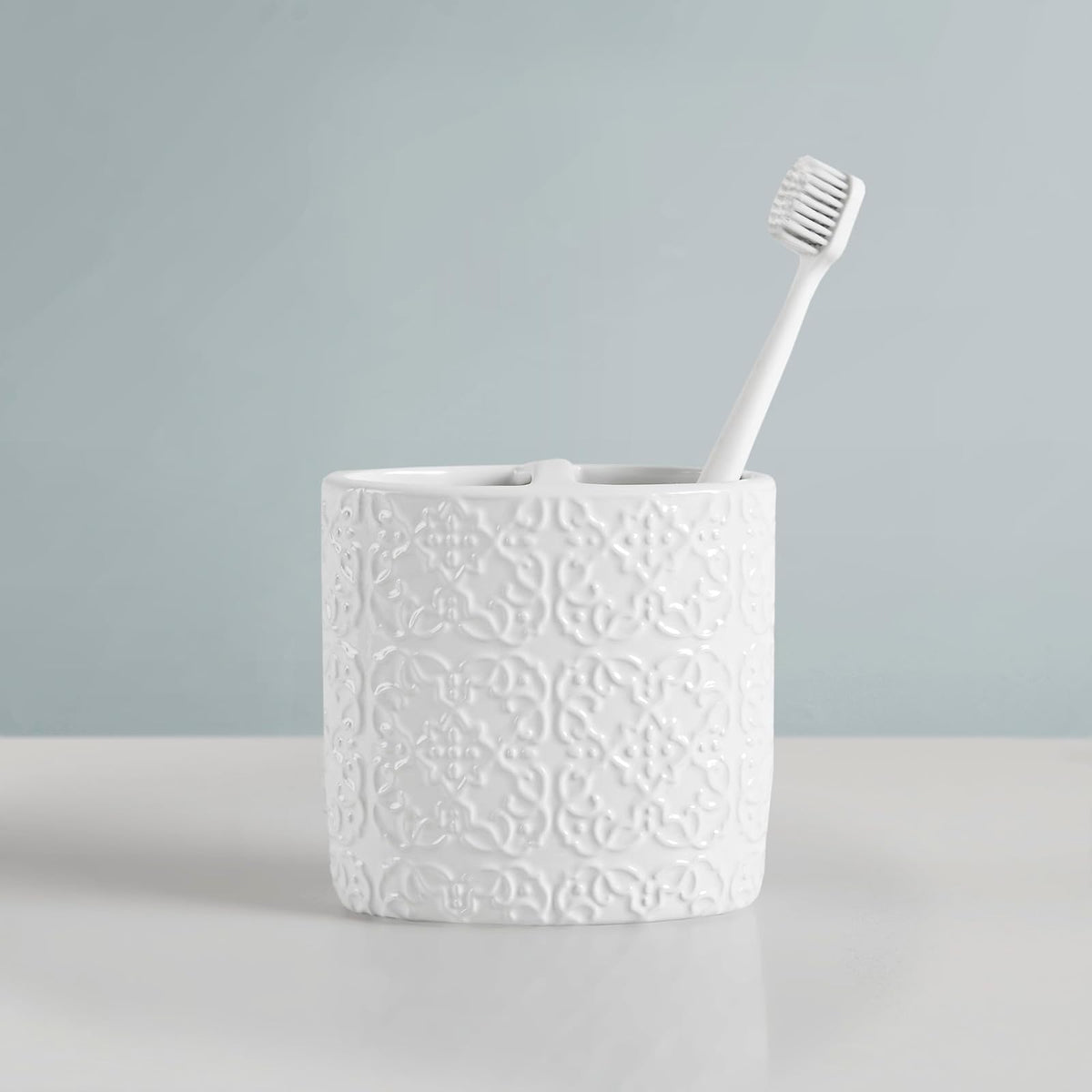 MARTHA STEWART - Juego de Accesorios de baño de cerámica, Organizador de Almacenamiento para decoración de Cambiador, medallón de Damasco en Relieve, dispensador de loción/jabón, Soporte para Cepillo