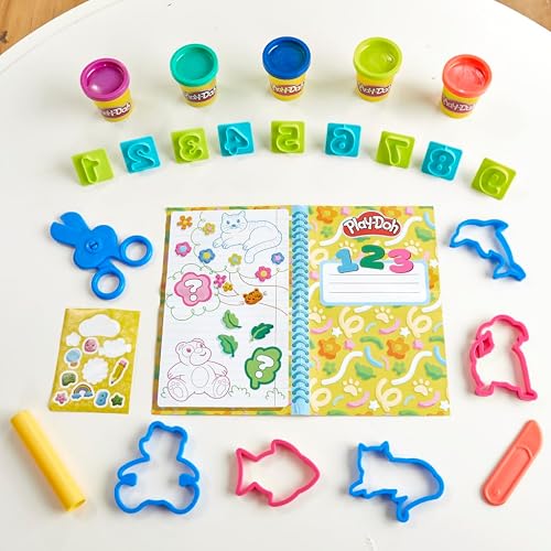 Play-Doh Set creat y aprende, Incluye Mantel, Adhesivos, 5 cortadores de Animales, 10 Sellos, 3 Herramientas y 5 latas de Masa moldeable, para niños y niñas en Preescolar, +3 años