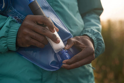 CamelBak Crux - Vejiga de depósito de agua de 2 litros con kit de filtración de agua, filtrada por LifeStraw - Para senderismo, mochileros, viajes y preparación para emergencias