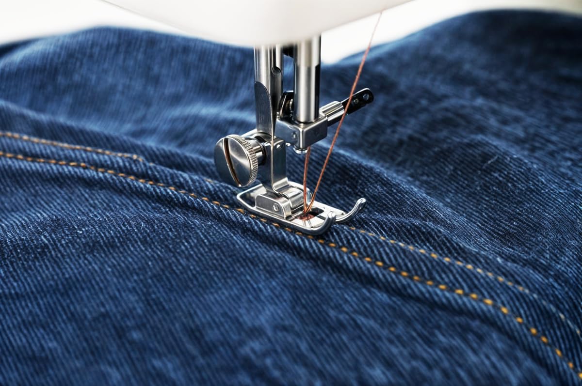 Janome 1000A Máquina de Coser Mecánica Portátil, 6 Puntadas, Ojal en 4 Pasos y Brazo Libre – Ideal para Principiantes y Mezclilla