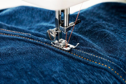 Janome 1000A Máquina de Coser Mecánica Portátil, 6 Puntadas, Ojal en 4 Pasos y Brazo Libre – Ideal para Principiantes y Mezclilla