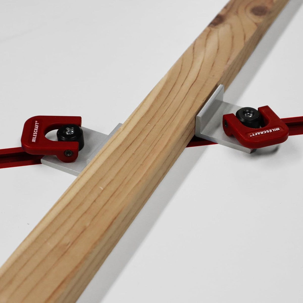 Milescraft 4031 - Juego de 4 topes de leva de ajuste rápido Anodizado, 1-9/16 pulgadas de largo con palanca de leva. Perfil bajo para tablas de 3/4 pulgadas o más gruesas.