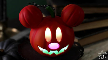 Hallmark - Adorno de Recuerdo de Halloween 2023, Disney Mickey Mouse Misterioso Mickey Jack-o'-Lantern con luz, Regalos para fanáticos de Disney