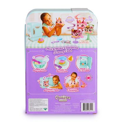 Cookeez Makery - Pastel Helado Peluche Interactivo Sorpresa - Set para Crear Mascota de Felpa perfumada con refrigerador, Accesorios y Experiencia mágica para niños