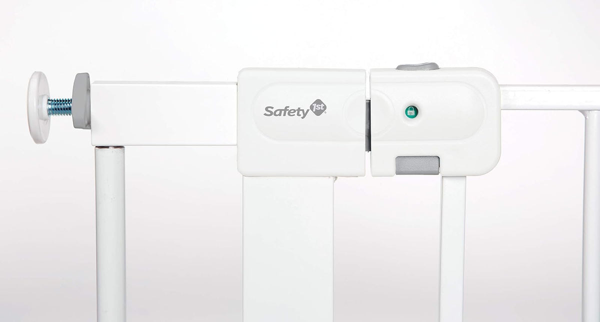 Safety 1st - Puerta para bebé con cierre automático y fijación a presión, para espacios desde 74 hasta 96 cm
