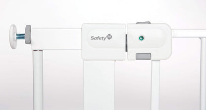 Safety 1st - Puerta para bebé con cierre automático y fijación a presión, para espacios desde 74 hasta 96 cm