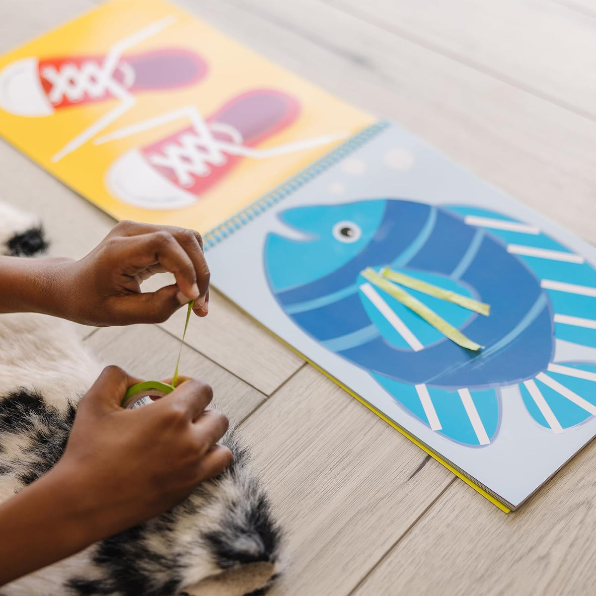 Melissa & Doug Libro de actividades con cintas, contribuye al aprendizaje temprano de habilidades, 4 rollos de cinta de rasgado fácil, resistente encuadernación en espiral, 20 páginas, 27.686 cm alto x 20.066 cm ancho x 1.143 cm largo