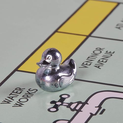 Hasbro Gaming Monopoly - Juego de Mesa de Negociar Propiedades con Bandeja de Almacenamiento y Tokens Grandes para 2 a 6 Jugadores a Partir de 8 años