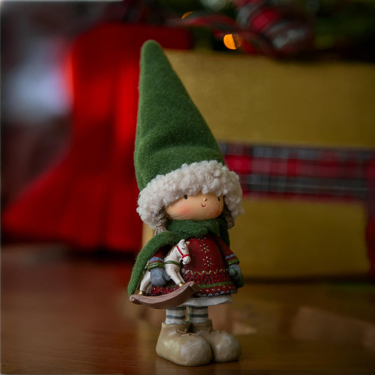 Running Adornos Navideños | Figura de Niño con Gorro Verde y Caballo | Decoración de Navidad | Hecho de Poliresina | Tamaño 25 cm