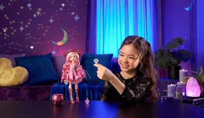 Monster High Muñeca Moonspell Magic Carina Song 4Y+ | Bruja del amor en vestido rosa con caldero sorpresa y accesorios: espejo, sombrero y libro de hechizos, JNM26