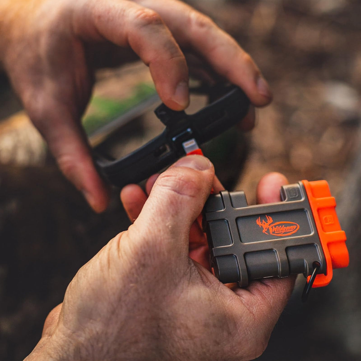 Wildgame Innovations - Lector de Tarjetas SD Compatible con Dispositivos Apple | Lector de Tarjetas de Memoria Compacto para Smartphone | Accesorio de cámara Trail para Ver Fotos y Videos