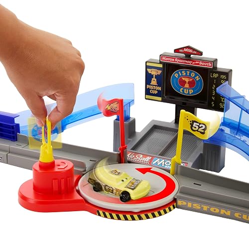 Mattel Disney Pixar Cars Pista de Acrobacias Copa Pistón, Circuito Interactivo, Lanzador y Salto épico, recrea la Escena Inicial, para niños Desde 4 años en adelante