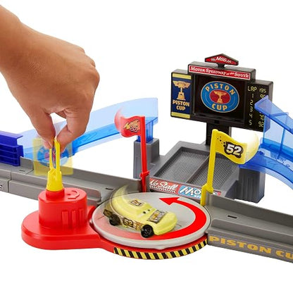 Mattel Disney Pixar Cars Pista de Acrobacias Copa Pistón, Circuito Interactivo, Lanzador y Salto épico, recrea la Escena Inicial, para niños Desde 4 años en adelante
