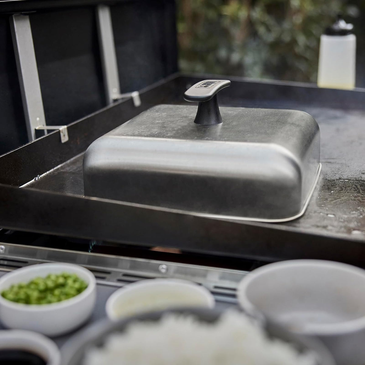 Weber - Tapa para Hamburguesas | Cubre 4 hamburguesas, para derretir queso y cocinar verduras y arroz al vapor - (10 x 10 pulgadas), accesorios de cocina para
