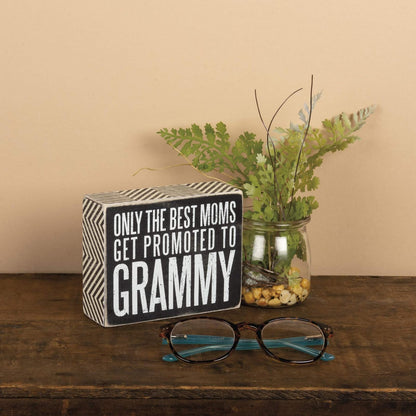 Primitives by Kathy - Cartel con Texto en inglés A Grandmother, Promoted to Grammy, Negro, Blanco, 12.7 cm x 10.2 cm, 1
