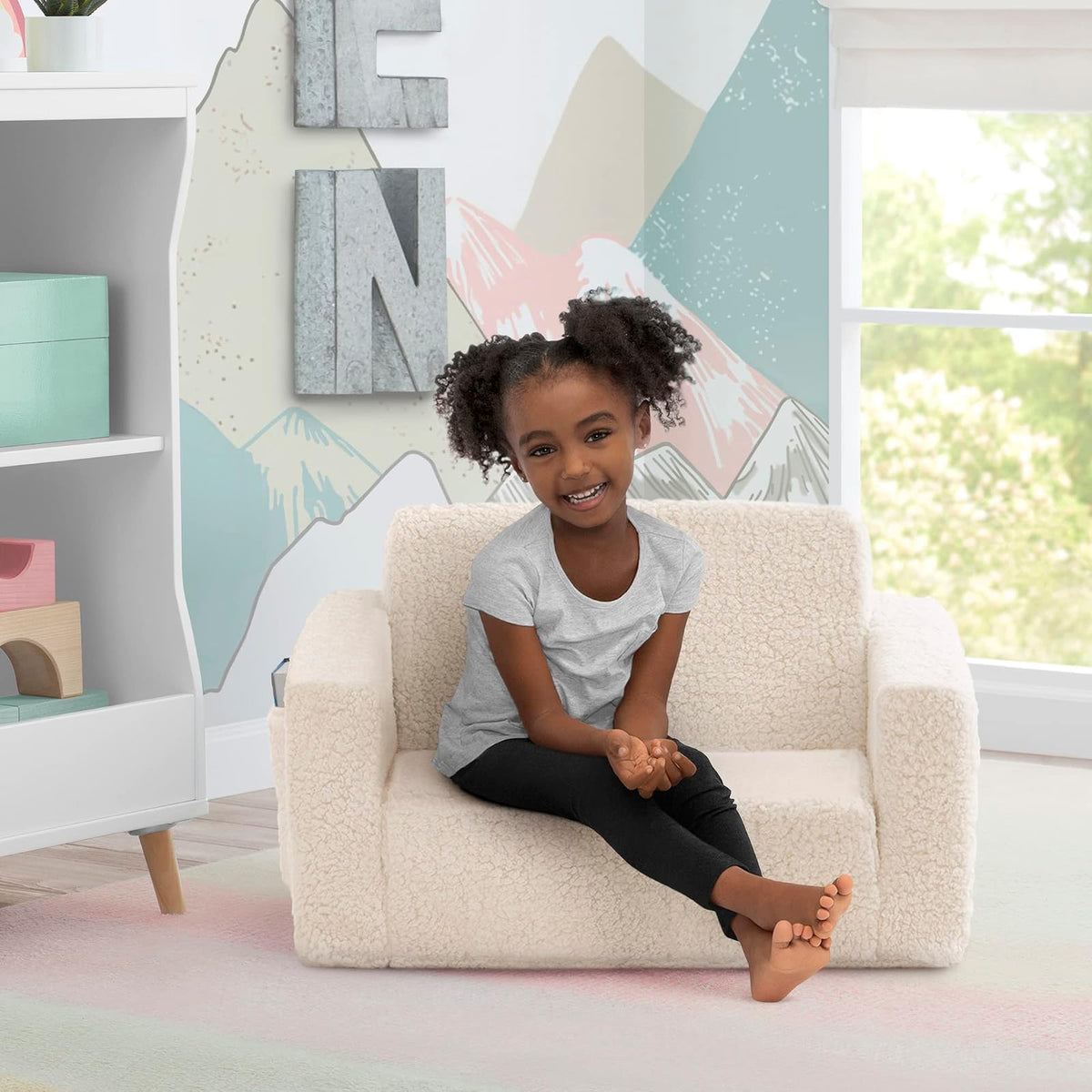 Delta Children Silla Cozee Flip-out Sherpa Convertible 2 en 1 en Sillón Reclinable para Niños - Color: Crema