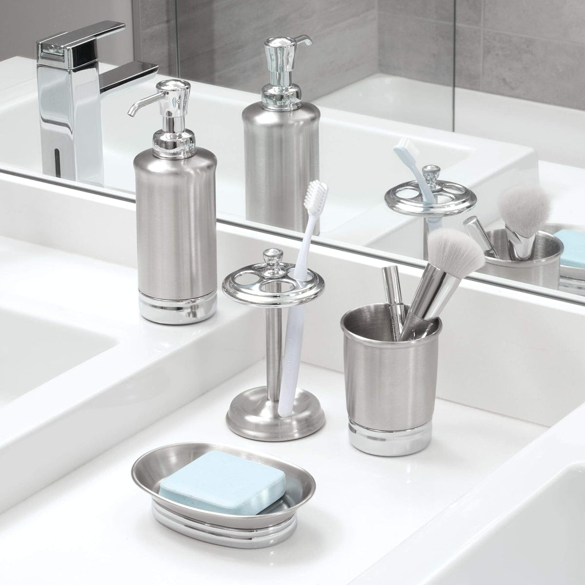 InterDesign York Metal Portacepillos de Dientes, Soporte Organizador de baño para Utensilios de Maquillaje en Acero Inoxidable, Plateado/Plateado Mate