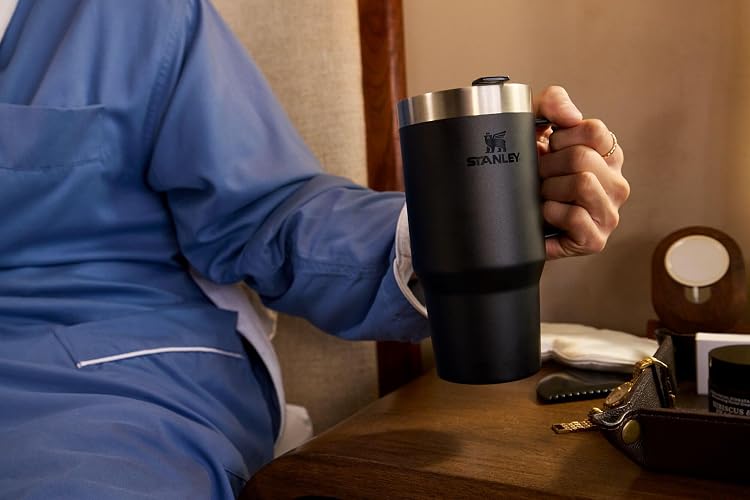 STANLEY La Taza Suburbana Cotidiana | 24 oz | Beber a Través de la Tapa | Taza para Café, Té y Bebidas | Taza de Café de Acero Inoxidable Aislada | Libre de BPA | Brillo de Acero