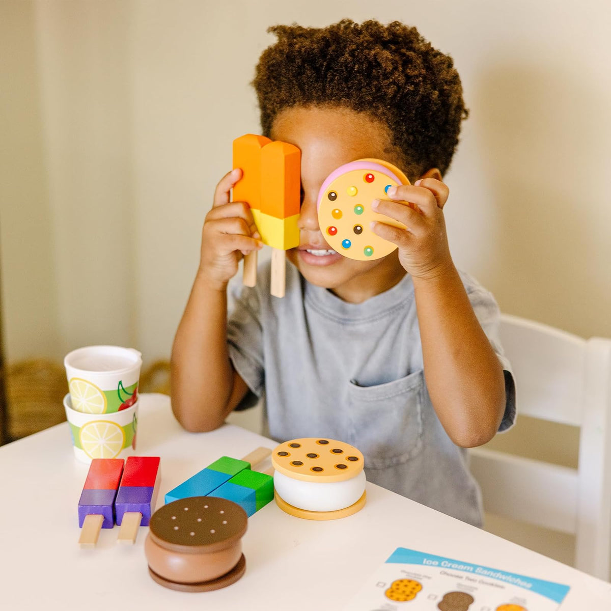 Melissa & Doug Set de Golosinas Congeladas de Juguete | 24 piezas, alimento de juguete rebanable, 6 galletas, rellenos de helado, paletas de hielo, cucharas, tazas, tapas