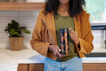 Ello Magnet - Taza de viaje de acero inoxidable aislada al aspiradora de 18 onzas con asa lateral y tapa deslizante a prueba de fugas y posavasos integrados, mantiene el calor durante 5 horas
