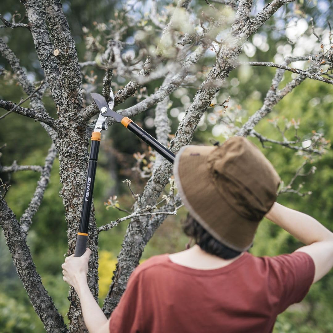 Fiskars - Loppers para Recortar árboles, Resistente, con Mango Extensible (Rango de 24.5 a 37 Pulgadas), Cortador de Ramas de árbol de Hoja de Acero de derivación Afilada de hasta 1.5 Pulgadas de