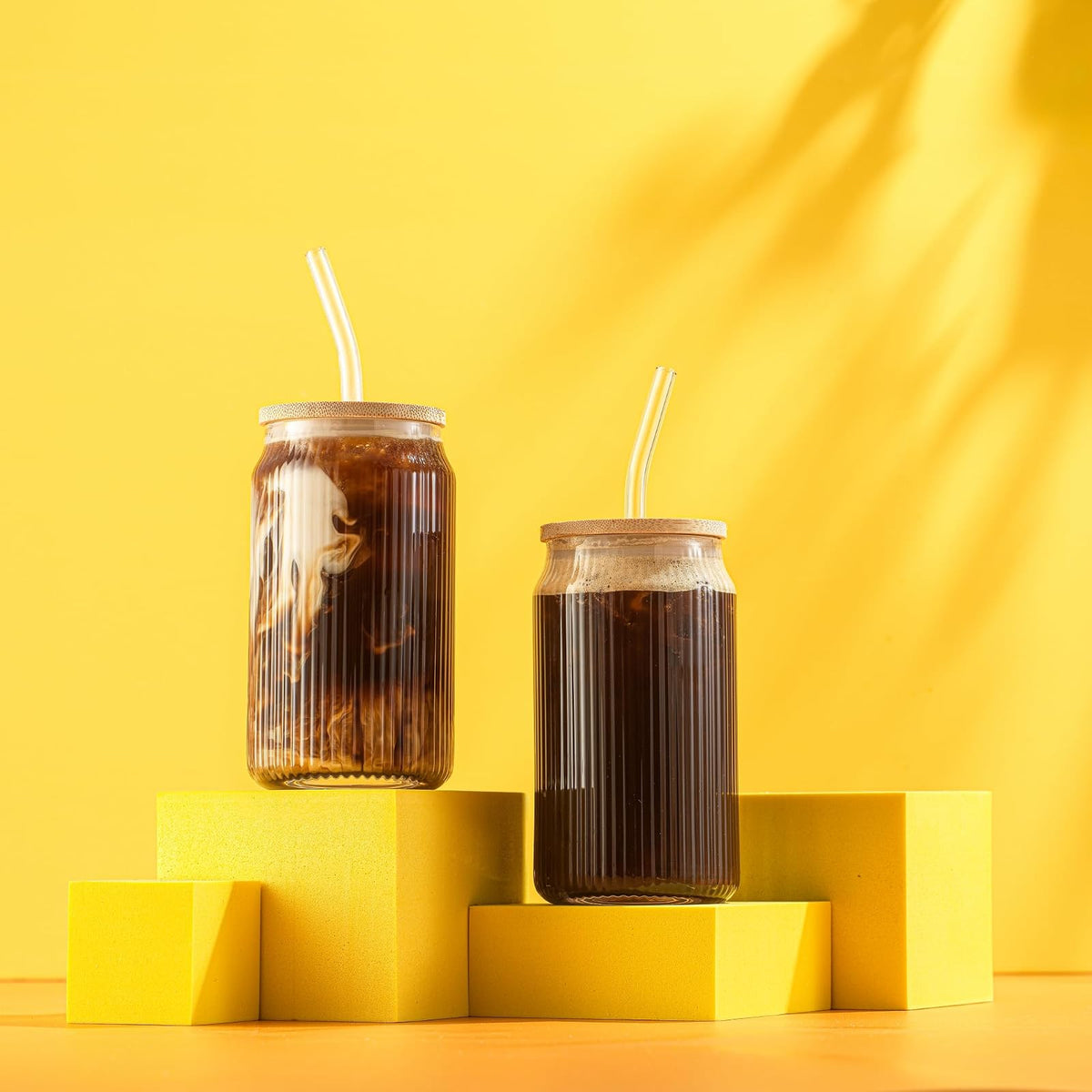 JoyJolt - Vasos de vidrio estriados con tapas de bambú y popotes de vidrio, juego de 4 vasos acanalados con forma de lata de 16 onzas con tapas y popotes, tazas de café helado, vasos de cóctel/cerveza
