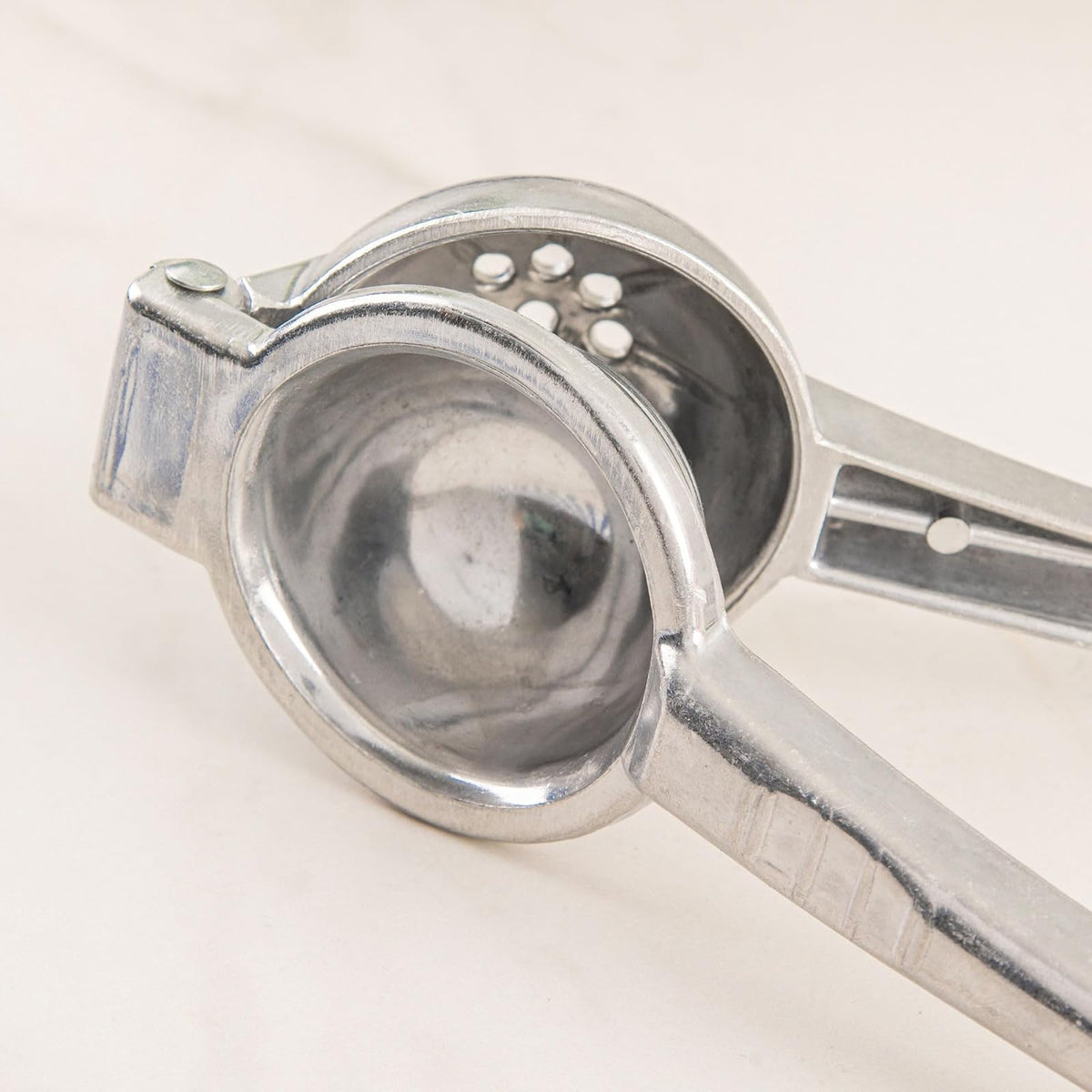 Ekco | Exprimidor de Limones Classic de Aluminio Grande | Manual, exprimidor de cítricos, remache reforzado, alta resistencia, fácil uso, larga duración, agarre cómodo