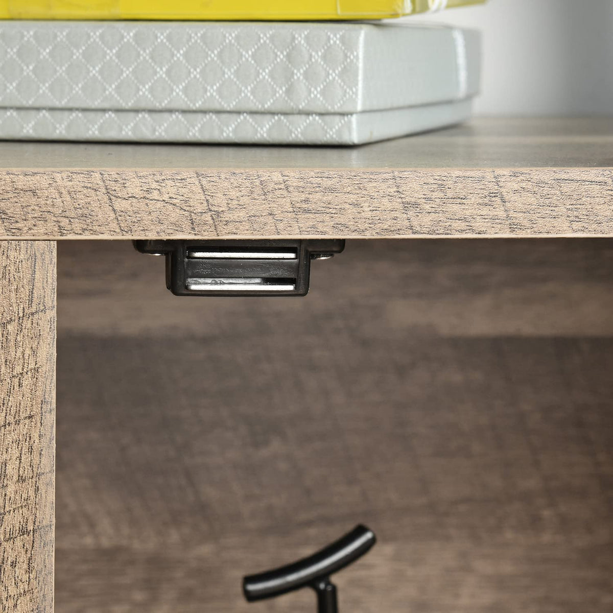 LÖSEN Gabinete de Estilo Industrial con Puerta de Alambre de Púas y 4 Compartimentos de Almacenamiento para Sala Estudio