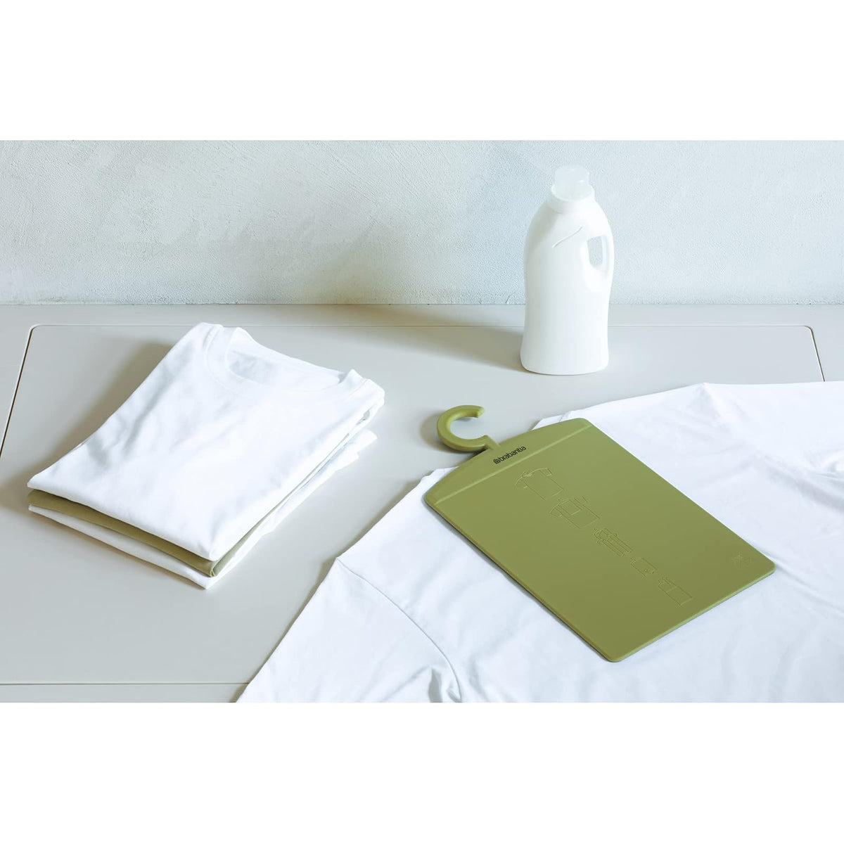 Brabantia Tabla plegable (verde tranquilo) para camisas, carpeta de lavandería, ayudante de ropa plegable (8 x 0.2 x 15 pulgadas)