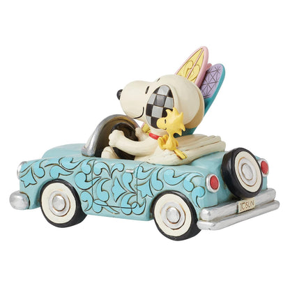 Enesco Peanuts by Jim Shore Collection Snoopy y Woodstock en Automóvil con Figura de Tablas de Surf, Resina de Piedra Hecha a Mano Pintada de Cacahuetes coleccionables, Estatua de decoración del hogar
