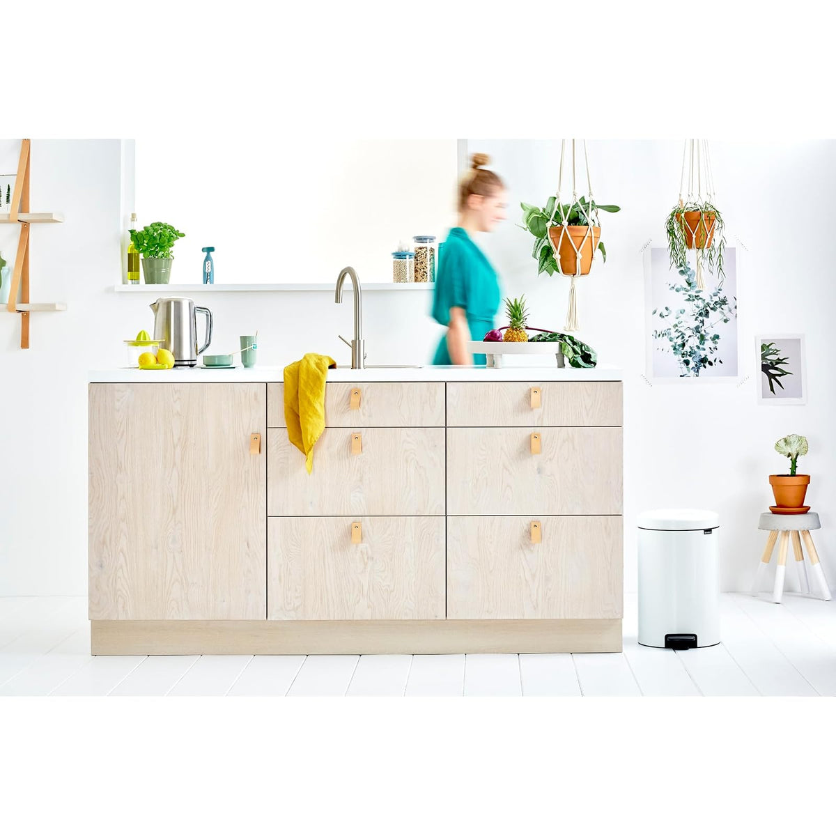BRABANTIA | Bote de Basura NewIcon con Pedal | 20 L (5.3 Gal) | Acero y Plástico | Cierre Suave y Antiodor | Ideal para Cocina o Baño | Color: Blanco | Mod. 111846