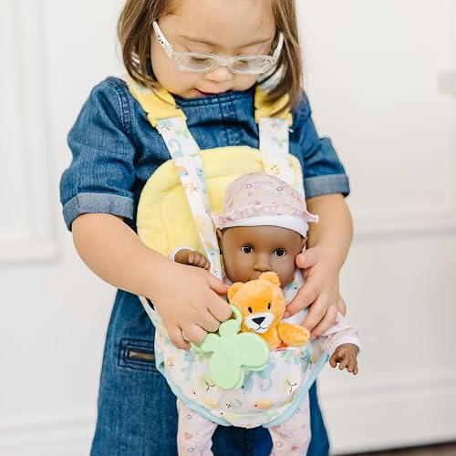 Melissa & Doug Mine to Love Set de Mochila para Llevar Muñecos Bebé | 5 piezas, portador de muñecas ajustable, oso de juguete, biberón, juego de rol de construcción de empatía