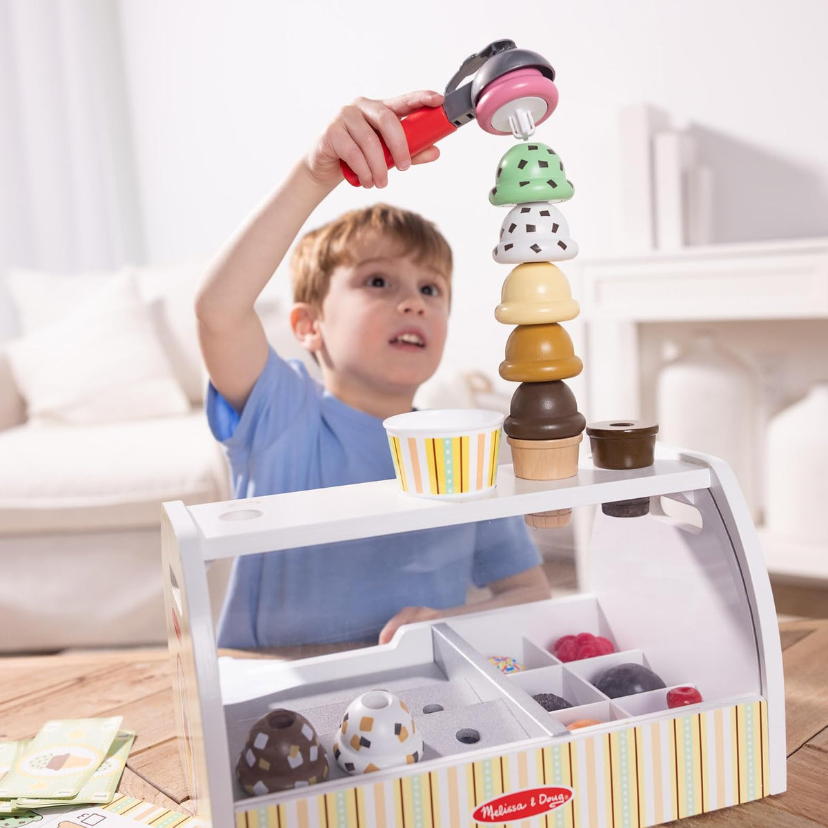 Melissa & Doug Mostrador de Heladería Preparar y Servir Helados, Juguete de Madera, Comida de Juguete, Juego de Imitación (28 Piezas)