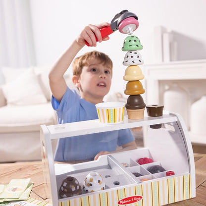 Melissa & Doug Mostrador de Heladería Preparar y Servir Helados, Juguete de Madera, Comida de Juguete, Juego de Imitación (28 Piezas)