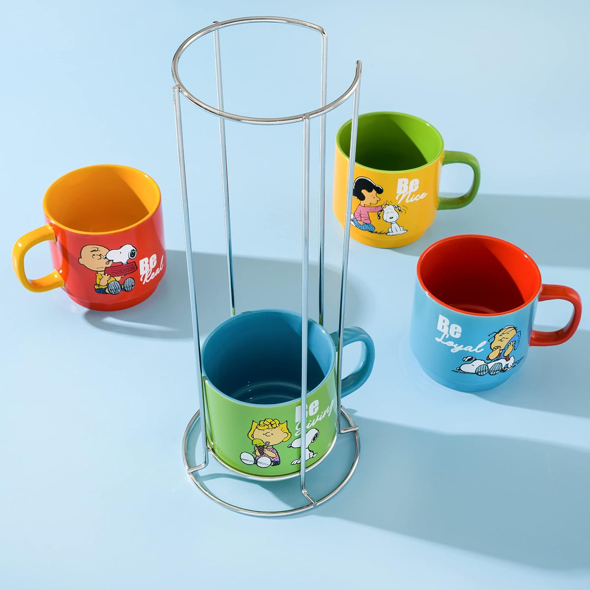 Peanuts Snoopy Gentle Reminders - Tazas apilables de 15 onzas con estante de metal, gres, paquete de 4, colores surtidos