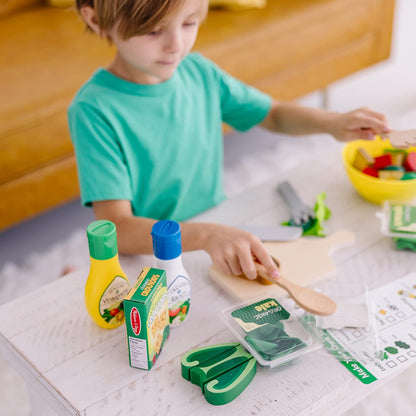 Melissa & Doug Juego de Imitación para Preparar y Mezclar Ensaladas, Juguete de Madera, Comida de Juguete (52 Piezas)