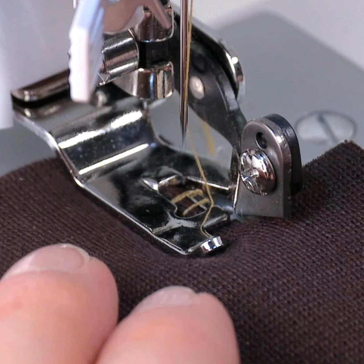 Singer Aditamento de Corte Lateral con pie prensatelas para máquinas de Coser de vástago Corto