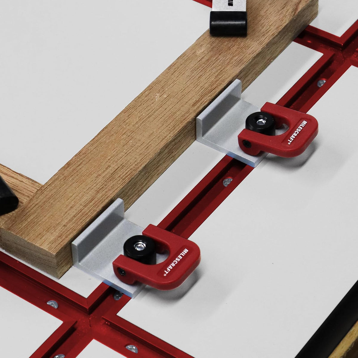 Milescraft 4031 - Juego de 4 topes de leva de ajuste rápido Anodizado, 1-9/16 pulgadas de largo con palanca de leva. Perfil bajo para tablas de 3/4 pulgadas o más gruesas.