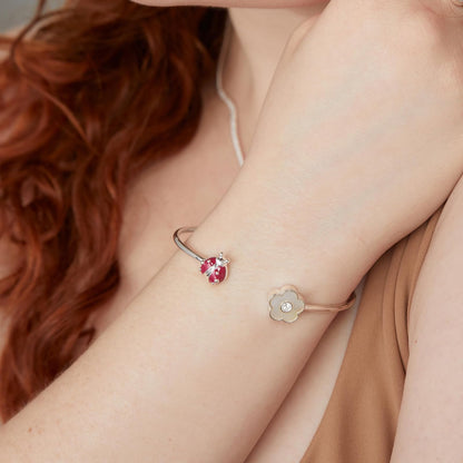 Alex and Ani Brazalete Flexible Mariquita y Margarita | Brazalete Abierto para Mujer | Esmalte, Cristal | Pulsera de Flor para Mujer | Joyería Floral