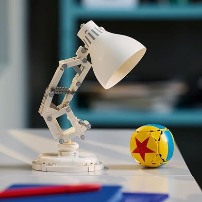 Lego Ideas | Disney Pixar Luxo Jr. Modelo de Exhibición Construible y Coleccionable para Adultos, Recuerdo Cinematográfico, Nostálgico Regalo para Hombres, Mujeres y Fans 21357