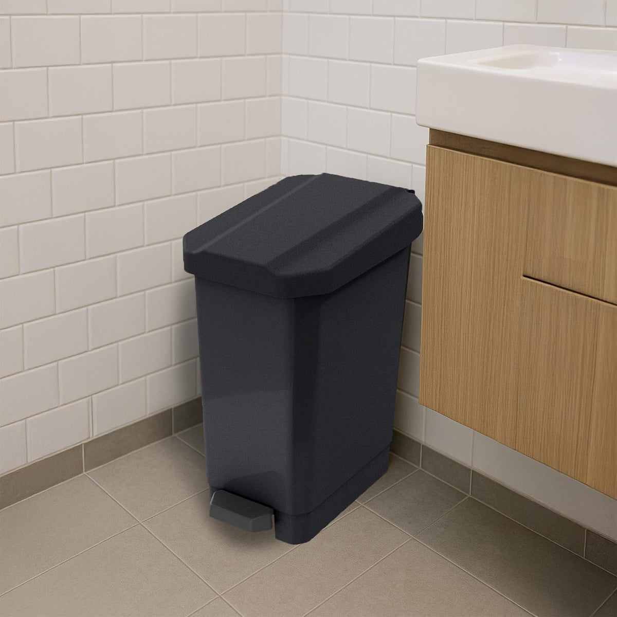 Papelera de 22L con Pedal, Tapa y Plástico Resistente – Basurero Higiénico y Compacto para Cocina, Oficina y Espacios Reducidos