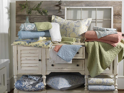 Laura Ashley - Juego de edredón tamaño King, Ropa de Cama Reversible de algodón con Fundas a Juego, decoración del hogar Inspirada en los Retazos (Celina Patchwork Rosa/Salvia, King)