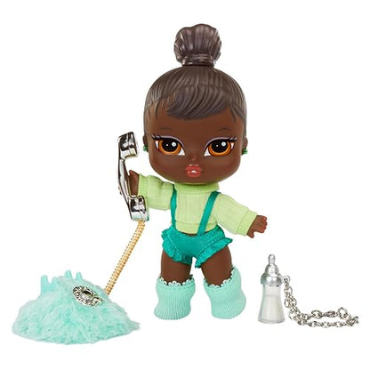 Bratz, Babyz Runwayz Felicia, Muñeca de Moda, Bebé de Juguete para Niñas, con Accesorios, Funciona como Llavero Colgante