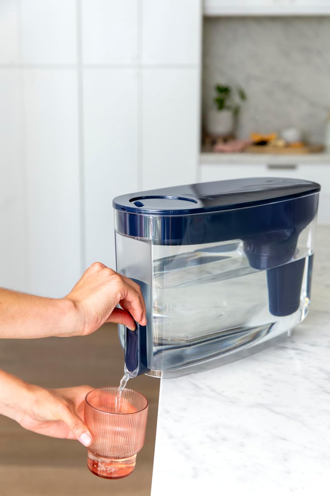 LifeStraw Home: Dispensador de filtro de agua, 18 tazas, azul medianoche, sin BPA para protección contra contaminantes del agua del grifo, incluidas bacterias, parásitos, microplásticos, plomo, mercu