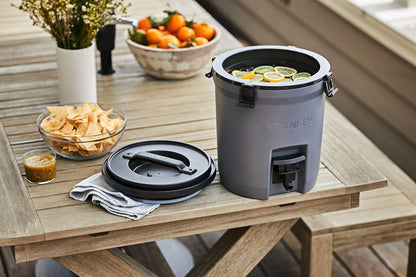 Stanley Adventure - Jarra de agua de flujo rápido de 2 galones | Dispensador de agua helada a prueba de fugas, enfriador de bebidas aislado, espita fácil de verter y tapa de espuma con cierre, sin BPA