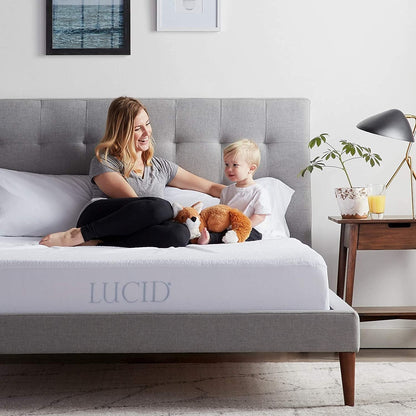 Lucid - Protector de Colchón 100% Impermeable - Ajuste Universal - Cubierta de Tela Toalla - Cubre Colchón de Algodón Suave - Hipoalergénico y Transpirable - Blanco - Tamaño California King