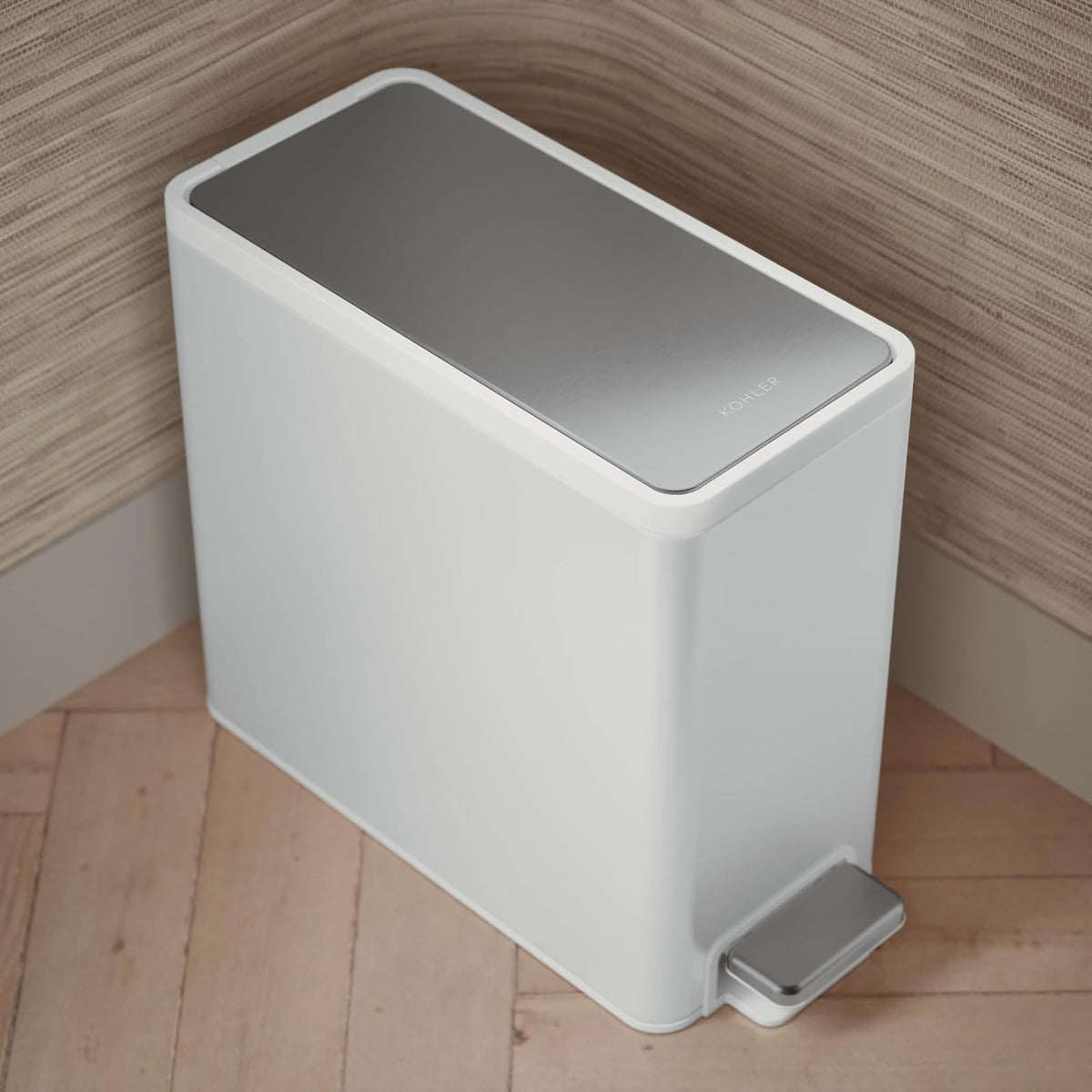 Kohler 20957-STW Bote de basura delgado de 2.5 galones, cubeta de basura para baño con pedal de cierre suave, color blanco con acero inoxidable