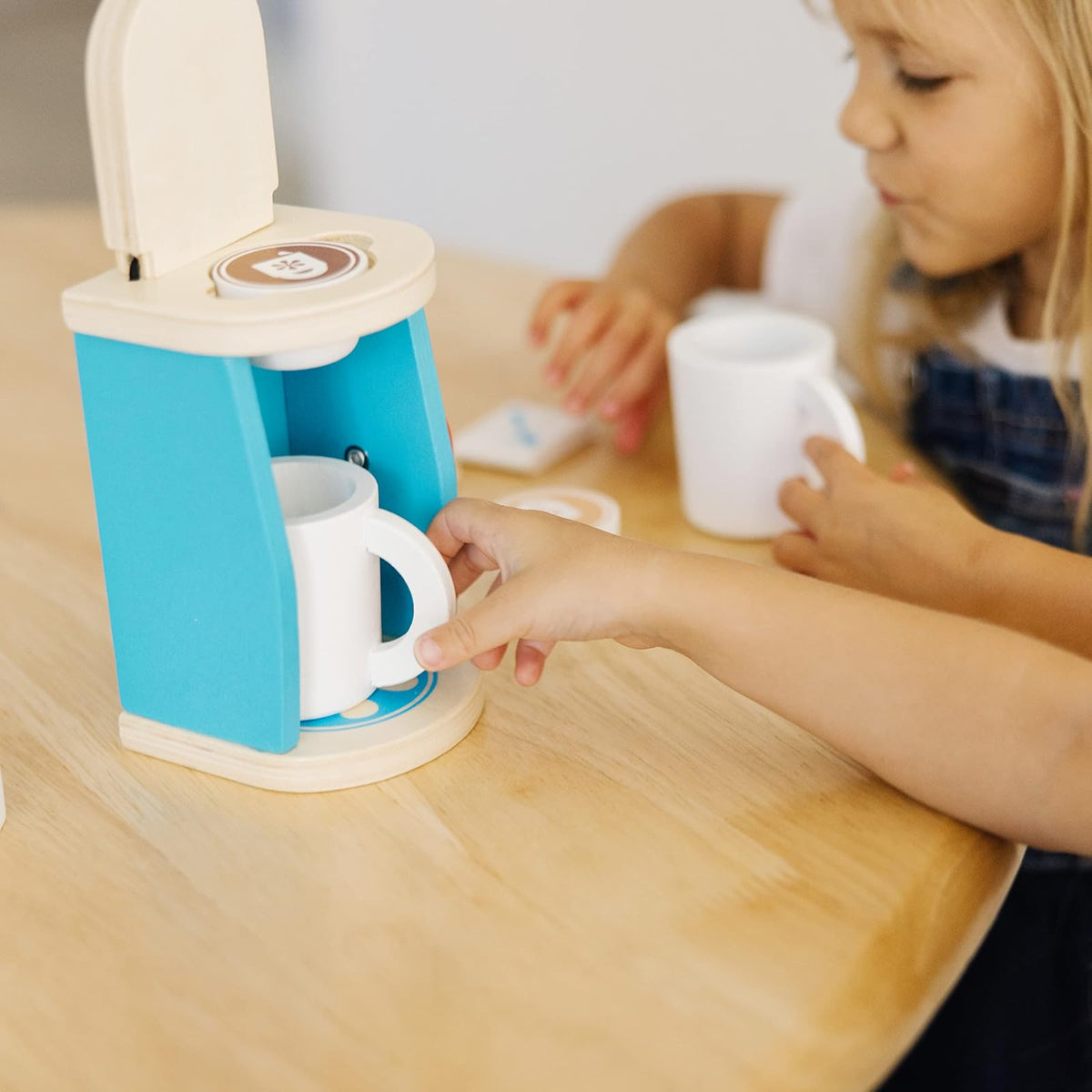 Melissa & Doug Juego de Cafetera para Preparar y Servir Café, Accesorios de Cocina, Juguete de Madera, Juego Imaginativo (12 Piezas)
