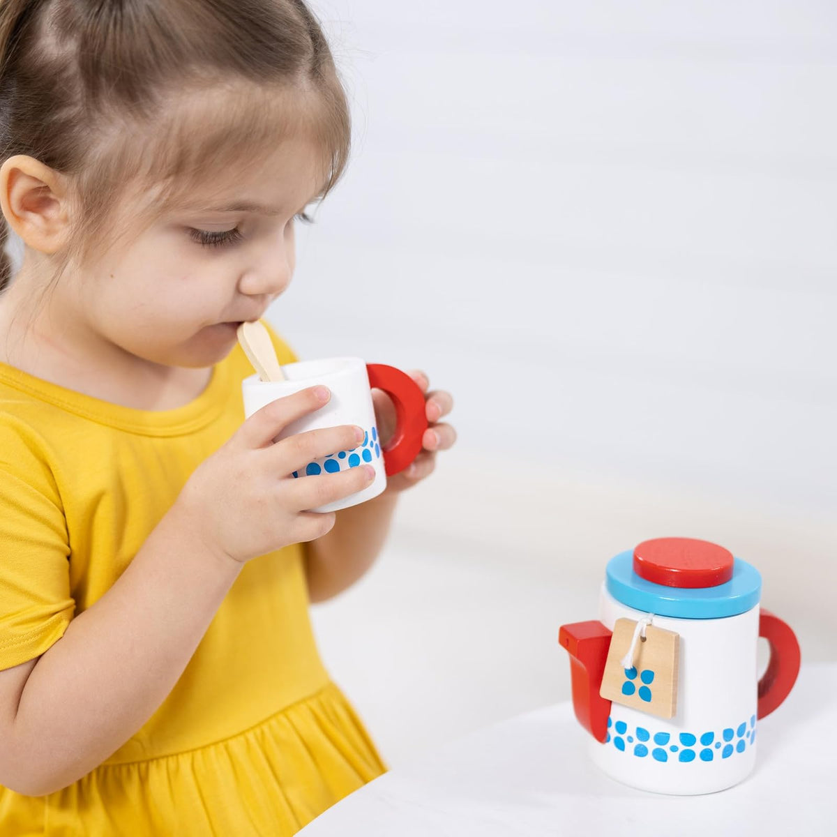 Melissa & Doug Juego para Preparar y Servir el Té, Juguete de Madera, Juego de Imitación, Set de Servicio de Té, Colores